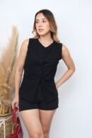 La Blusa Renata es una prenda sofisticada y versátil que destaca por su diseño estructurado y acabado impecable.