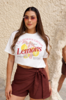 Camiseta Lemons en tono blanco con estampado floral protagonista y mensaje inspirador.