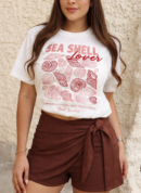 Camiseta Sea shell en tono blanco con estampado floral protagonista y mensaje inspirador.