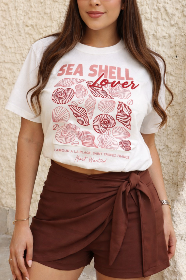 Camiseta Sea shell en tono blanco con estampado floral protagonista y mensaje inspirador.