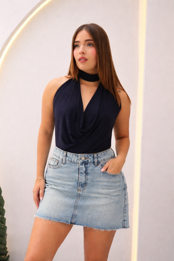 Falda elabora en tela rigida disponible en variedad de tallas.