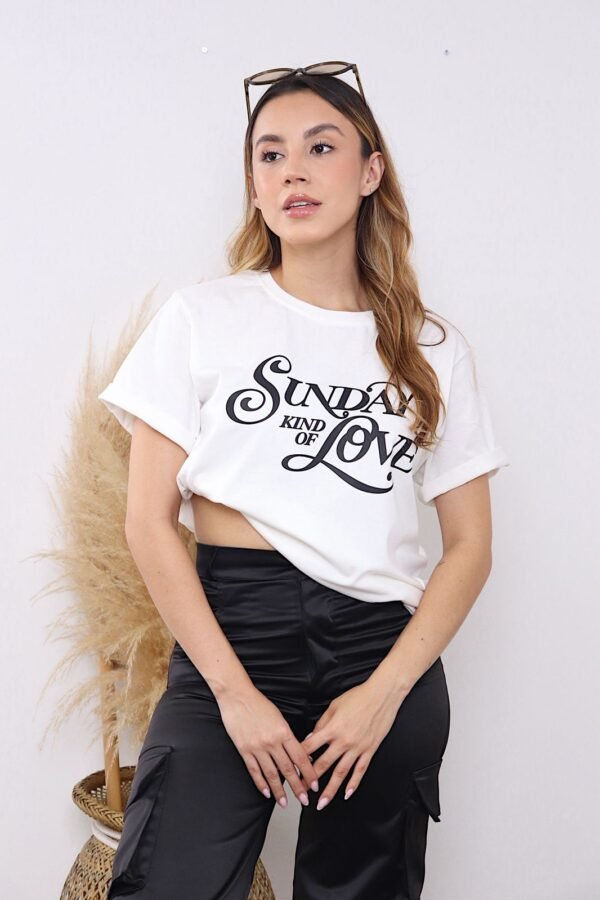 Camiseta oversize en tono blanco con estampado frontal de inspiración moderna, ideal para quienes aman los looks relajados con un toque trendy.