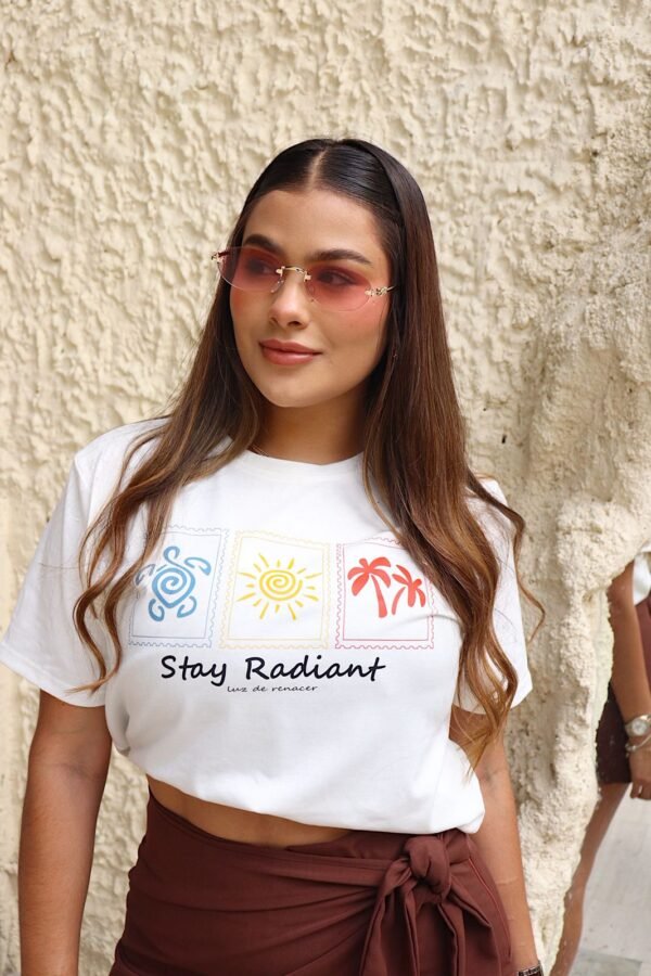 Camiseta Stayen tono blanco con estampado floral protagonista y mensaje inspirador.