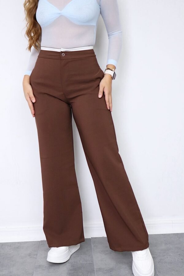 Pantalón de silueta amplia en tono Mocca, ideal para looks sofisticados y versátiles.
