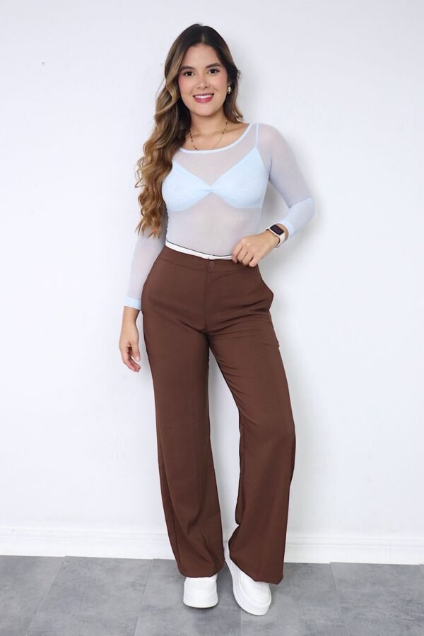Pantalón de silueta amplia en tono Mocca, ideal para looks sofisticados y versátiles.