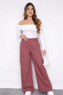 Pantalón de silueta amplia en estampado de lineas, ideal para looks sofisticados y versátiles.