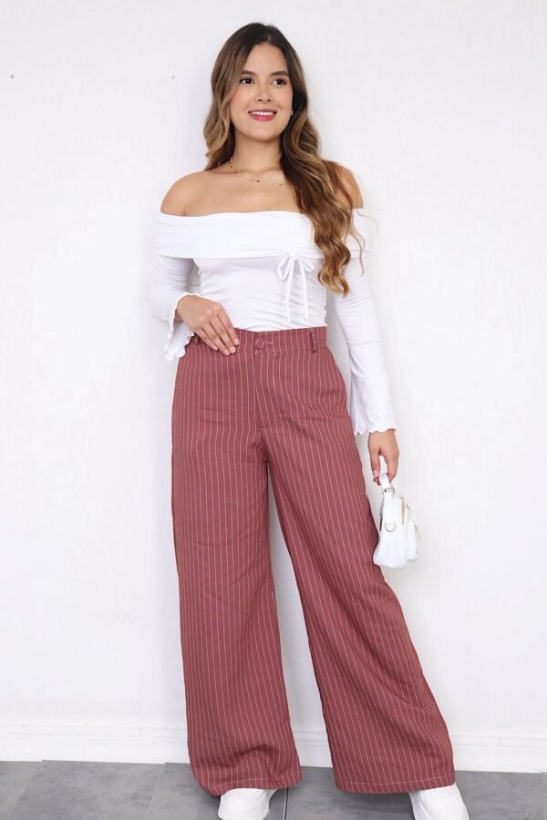 Pantalón de silueta amplia en estampado de lineas, ideal para looks sofisticados y versátiles.