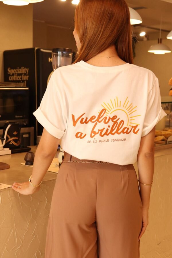 Camiseta Lemons en tono blanco con estampado floral protagonista y mensaje inspirador.