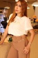 Camiseta Lemons en tono blanco con estampado floral protagonista y mensaje inspirador.